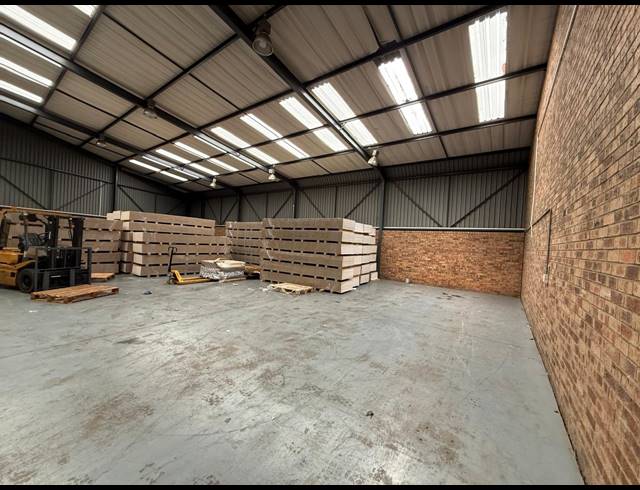 500M² WAREHOUSE TO LET IN SPARTAN